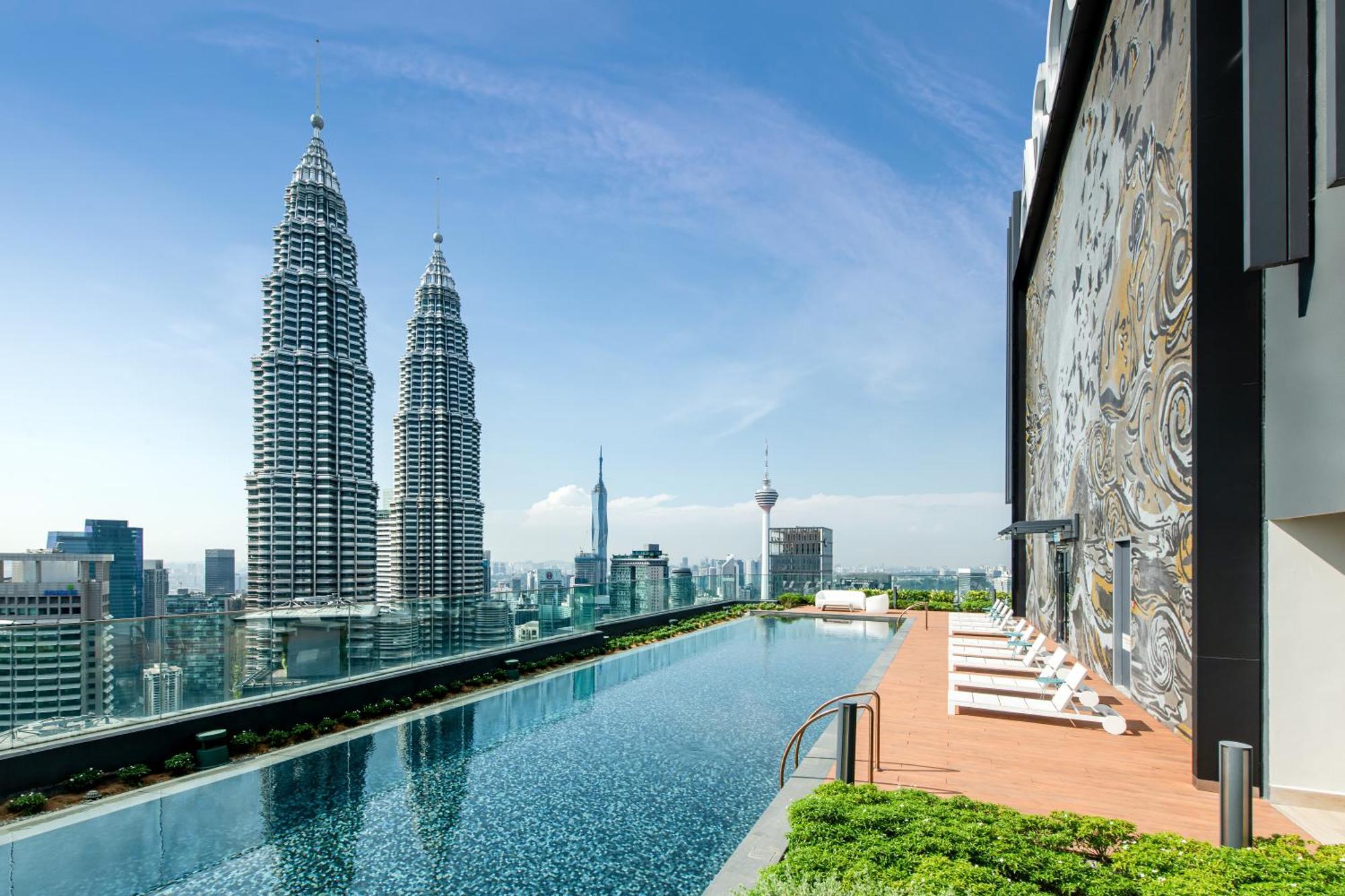 Hotel Ascott Star Klcc Kuala Lumpur Exterior foto The pool at the 50th floor of the hotel